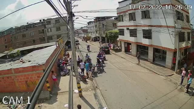 Video: Tras maniobra peligrosa, motociclista arrolló a tres mujeres en Floridablanca