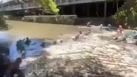 A group of people cleaned a heavily polluted river in 4 days.