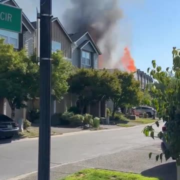 Small plane crashes into home in Fairview, Oregon