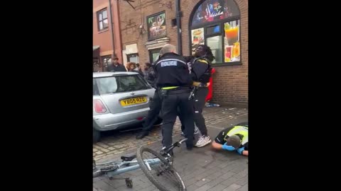 West London： A police officer is injured while attempting to arrest a man