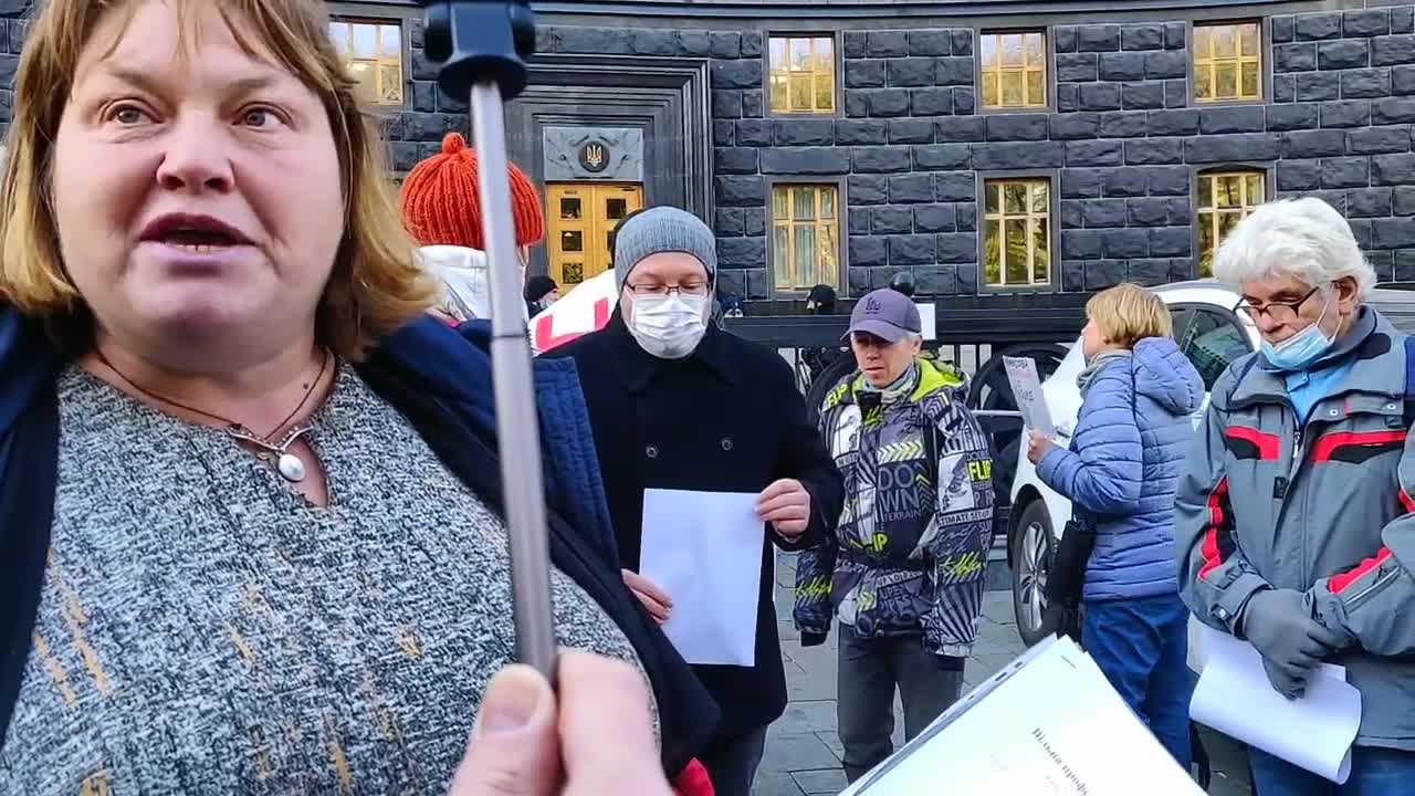 УКРАИНА (Ukraine), Киев. Л. Гончаренко (33) вручает Заявление протест - Шевченко из Кабмина