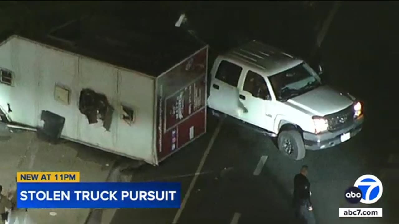 Carjacking suspect crashes truck towing trailer during LA chase | ABC7