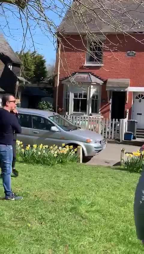 92-year-old grandpa gets sung 'happy birthday' from a distance