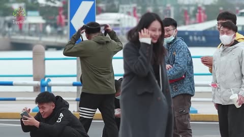 Running into Poles While Staring at Boys _ Prank “你是不是看帅哥入迷了？”看到女生当众出糗，有小哥哥问道