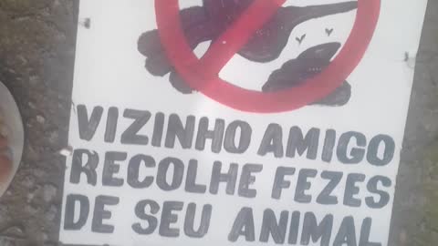 vizinho amigo recolhe o lixo