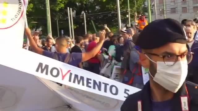 Gazebo dei 5 Stelle abbattuto a Milano durante il corteo contro il Green Pass al grido: "venduti"