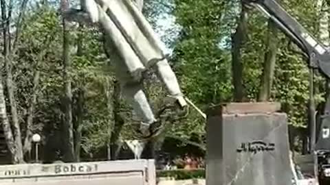 Today they dismantled the monument to Maxim Gorky in Vinnitsa.