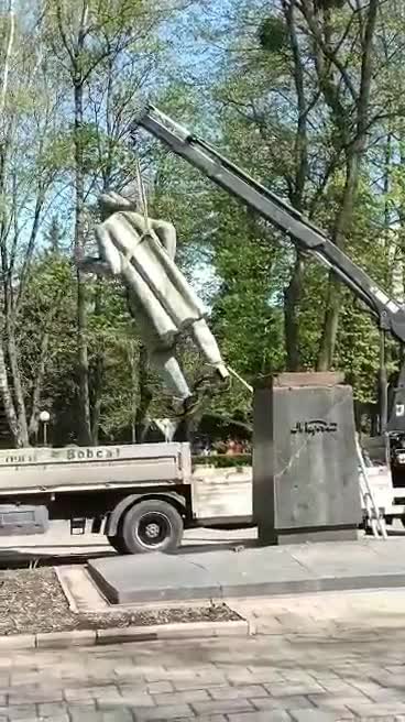 Today they dismantled the monument to Maxim Gorky in Vinnitsa.