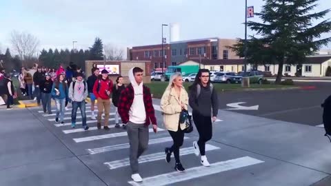 High School students walking out against mask mandates 🇺🇸💪