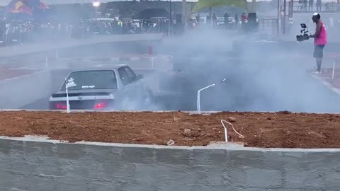 BMW E30 doing donuts in an extremely tight space