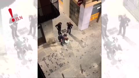 Un Mosso abofetea a un hombre en Olot, que estaba sentado en el suelo