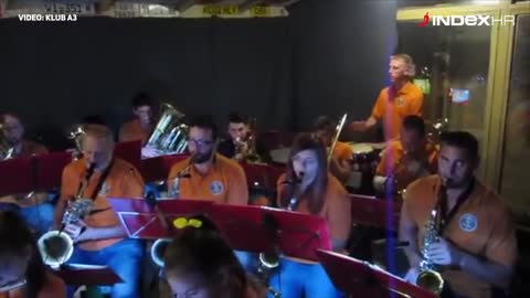 40-člani puhački orkestar Hartić in Rock u Kninu(Klub A3)