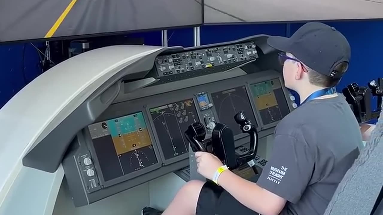 Me landing in a 787 sim at EAA