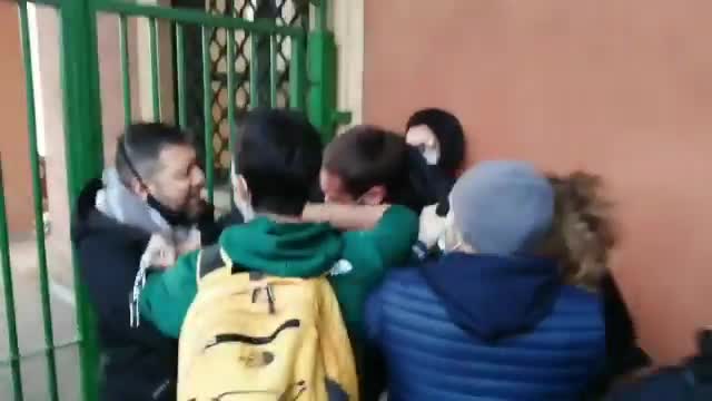 🚨Students in ROMA fighting police...