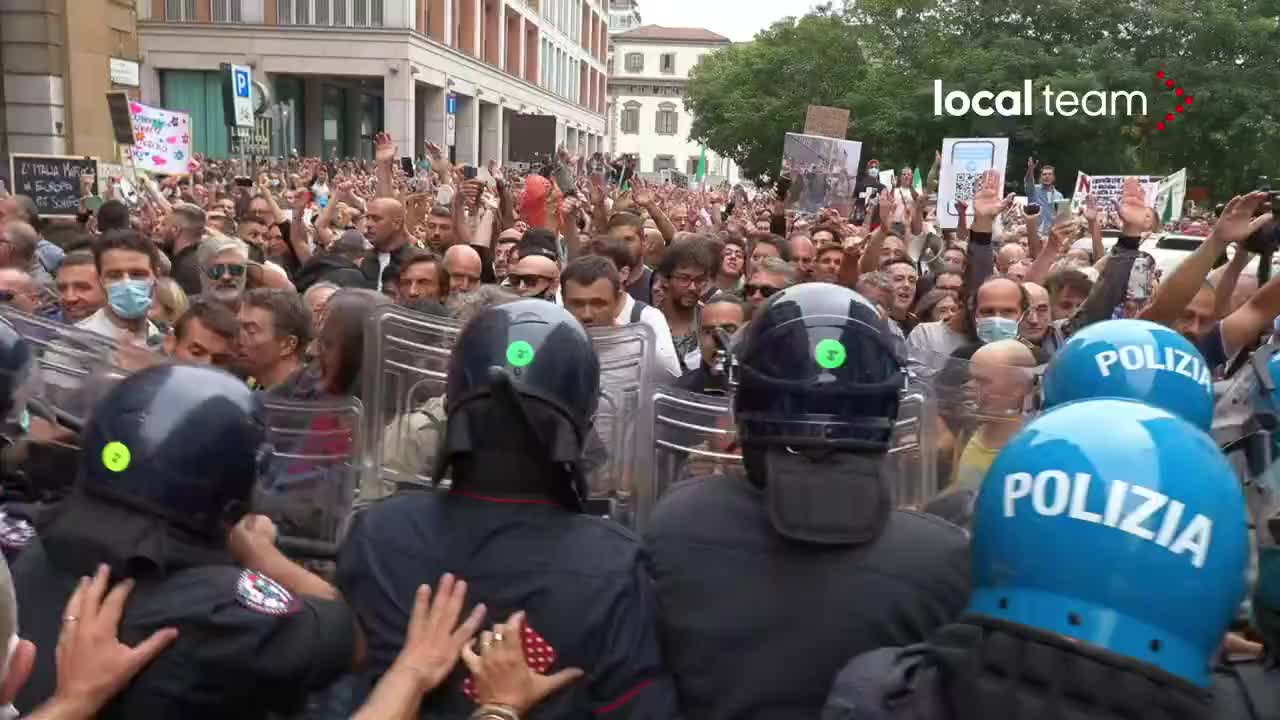 France Protesting THEY BROKE PAST THE POLICE - 10 weeks in a row