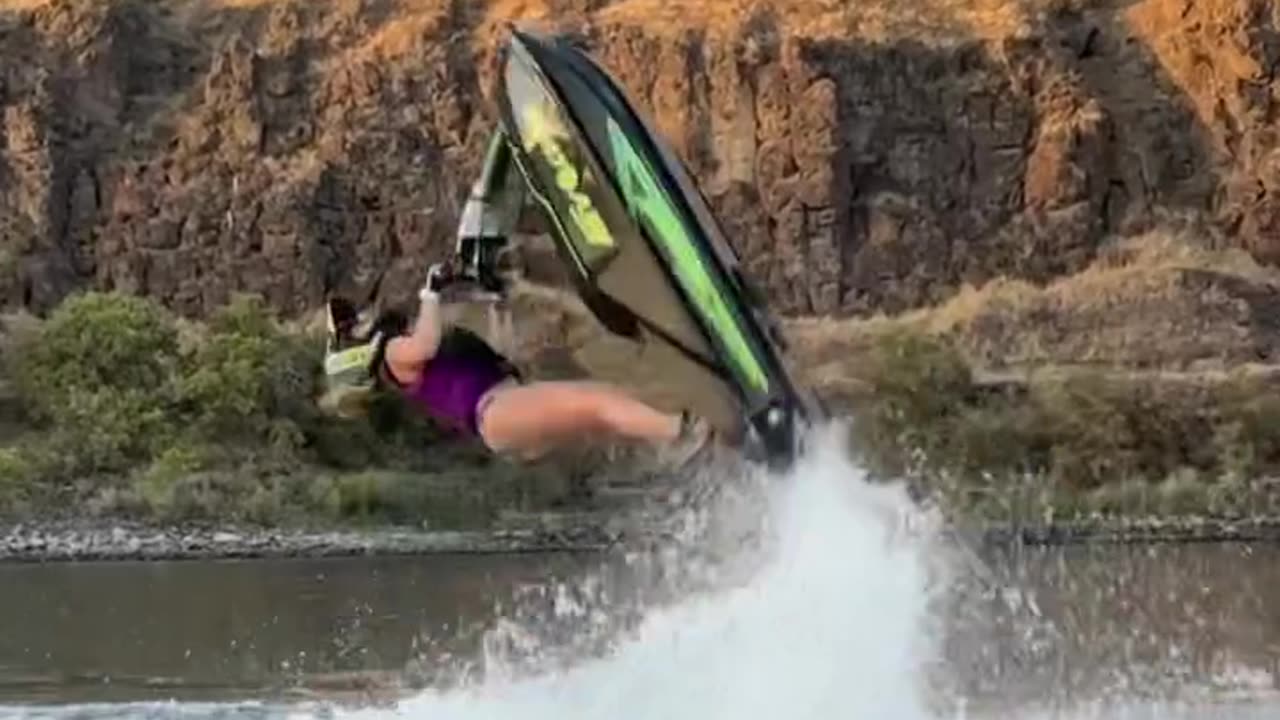 not only men are good at jet skiing, this girl shows you the opposite