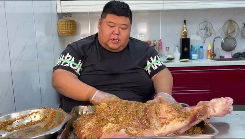 Fat guy fills up 10 catties of ribs and makes a "Korean-style ribs" to relieve the gluttony.