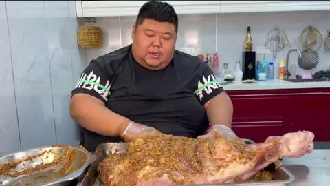 Fat guy fills up 10 catties of ribs and makes a "Korean-style ribs" to relieve the gluttony.