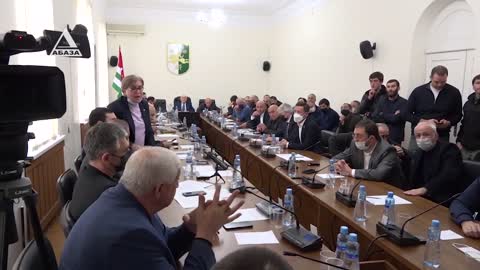 В Абхазии депутаты не приняли решений по отставке