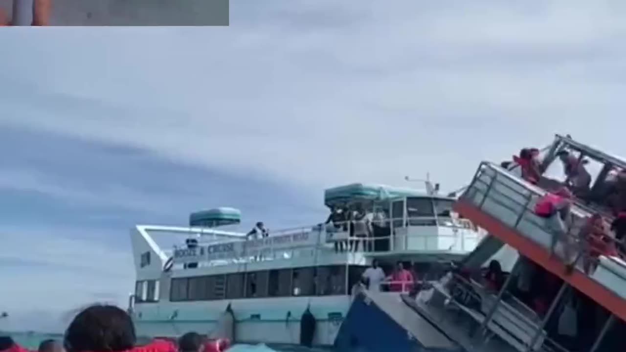 Tourist Boat Sinks