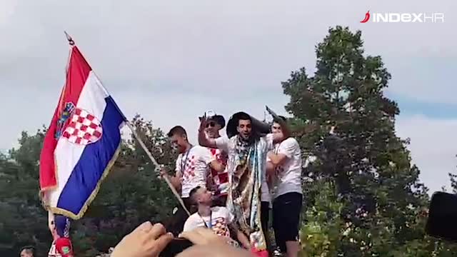 Srebrni dečki mašu iz autobusa i pjevaju