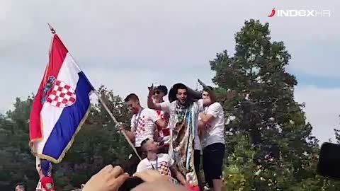 Srebrni dečki mašu iz autobusa i pjevaju