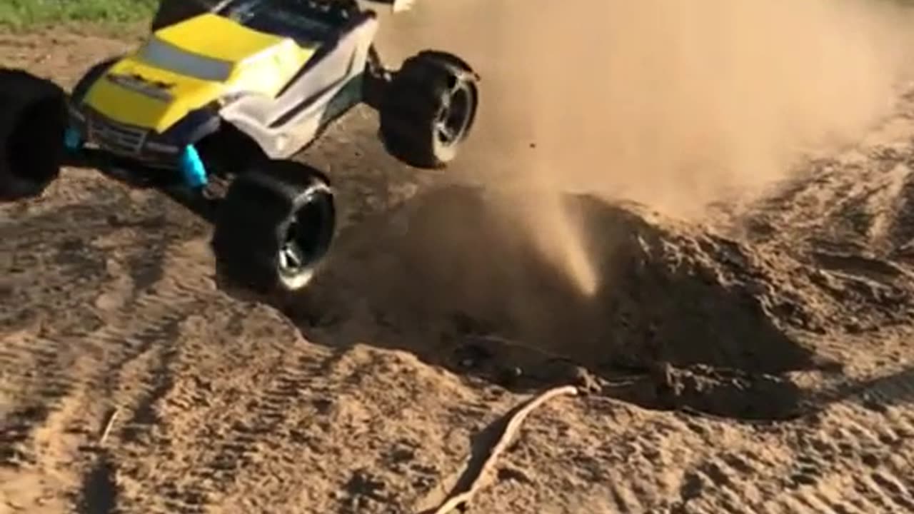 RC Cars Jumping on the Beach! 🌊🚗