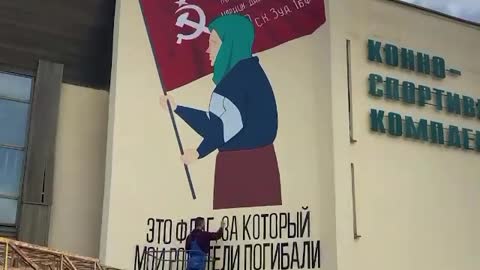 Portrét hrdinné babičky v ruském Nalčiku, která se postavila ukrajinské armádě