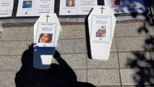 Les Masques Blancs Lyon Sitting Morts apres Injection avec temoignage le 2 juillet Place de la Rép