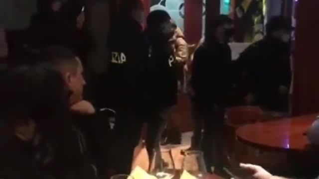 Italians throw the police out of the restaurant