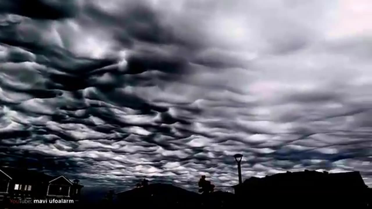 Nuages ​​infernaux dans le ciel d'Ottawa, Canada! Globe OVNI à Taiwan