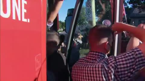 Trudeau forced to retreat back aboard his tour bus as he's pelted with stones in Ontario 👀