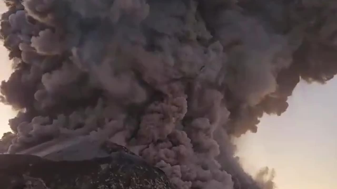 A powerful eruption of the Santiaguito volcano has begun in Guatemala