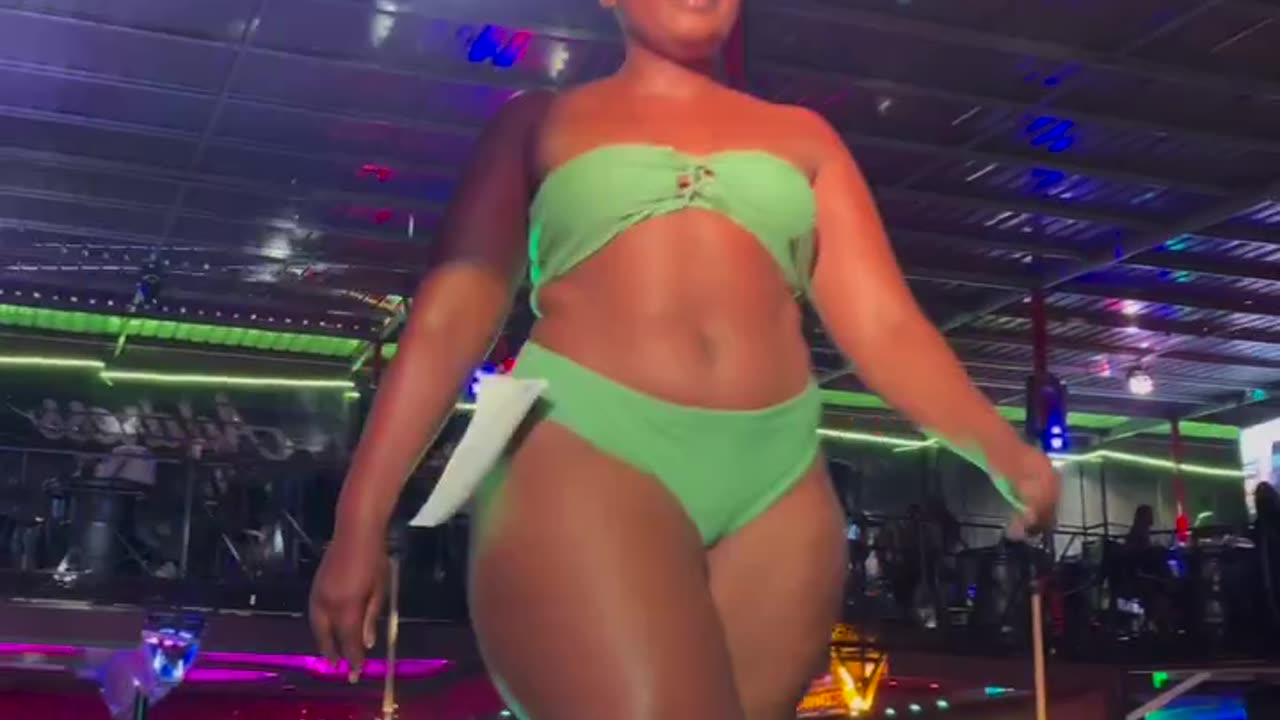 The thighs have it..✌