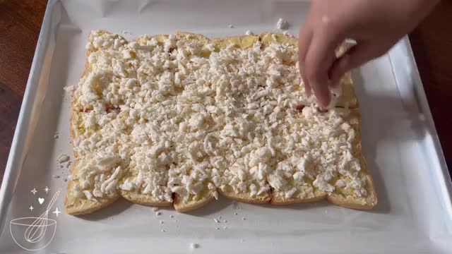 6 Slices of Bread become Cheesy Garlic Bread in a few minutes! Easy Recipe!