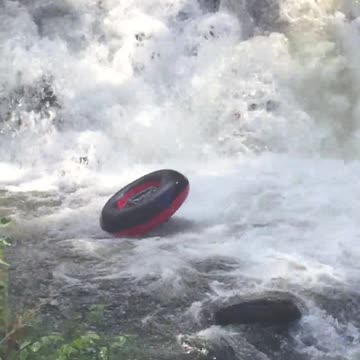 Tipo pierde la cámara y se estampa sobre una cascada