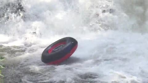 Tipo pierde la cámara y se estampa sobre una cascada