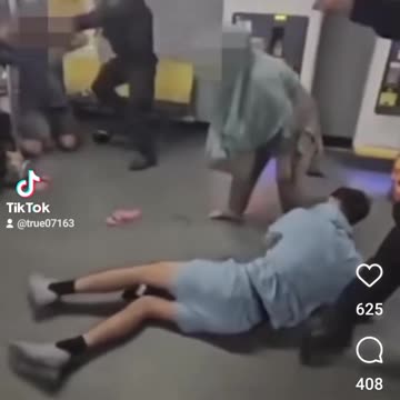 Angliában a repülőtéren brutális rendőri intézkedés