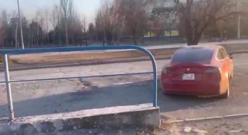 Tesla was depressed in the center of Mariupol.