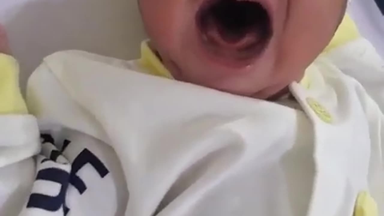 Doctor of baby _ child cries and quit