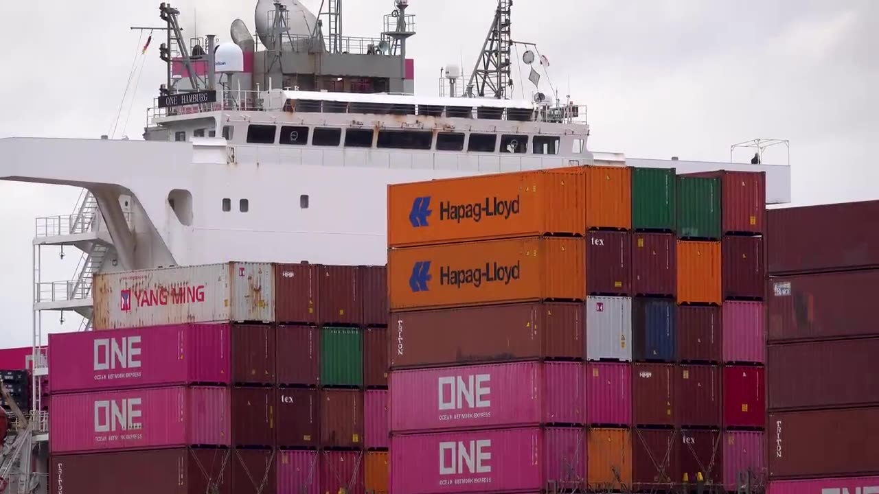 NEW 349m CONTAINER SHIP ANE MAERSK LEAVES THE PORT OF HAMBURG GERMANY.