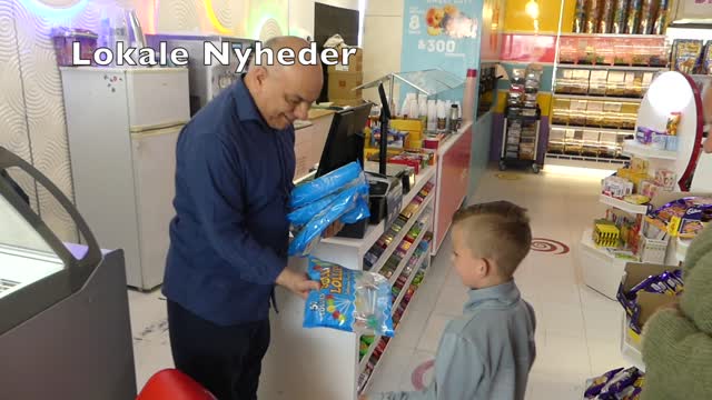 Elias er en stræk dreng på 5 år som samler ind til børn i Ukraine