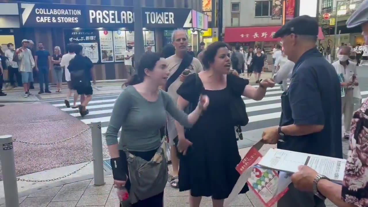 Judíos atacando a personas por las calles de Tokio