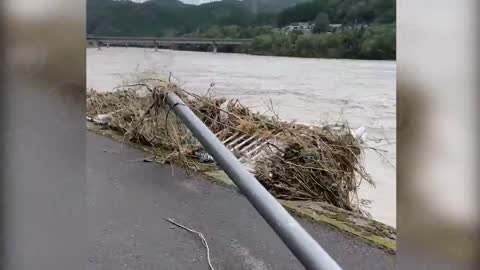 Watch out! Strong images of the tsunami in Japan recovered from the cameras.