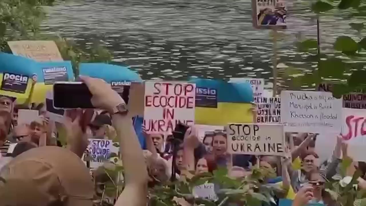 Ukrainian refugees in Germany protest the blown up dam