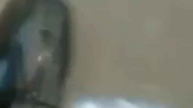 Hahaha! Profesora Argentina se cae ventilador en su cabeza aún así continua leyendo.