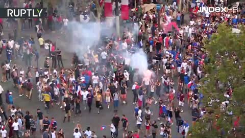 Ludo slavlje Francuza u Parizu nakon osvajanja naslova prvaka svijeta