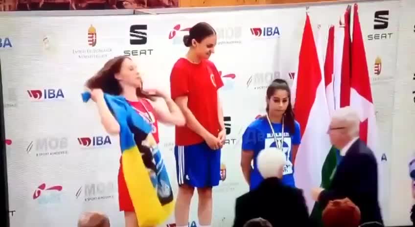 16χρονη Ουκρανή αθλήτρια ύψωσε σημαία νεοναζιστών