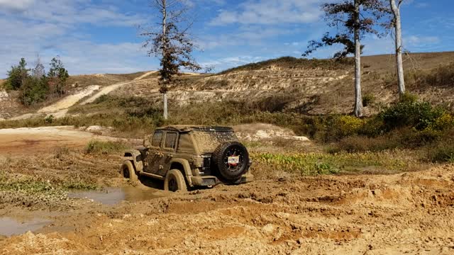 Jeep Wrangler JLU mudding