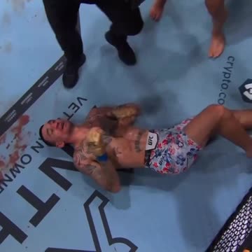 1.- El español Ilia Topuria acaba con Max Holloway por nocaut (KO)